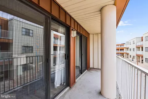 Exterior - 2702 Lighthouse Pt E #629, Baltimore, MD 21224 photo 2 of 5