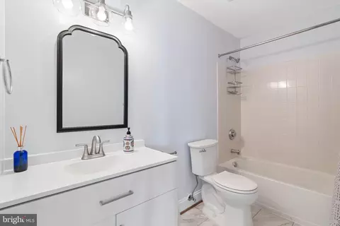 Bath - 2702 Lighthouse Pt E #629, Baltimore, MD 21224 photo 2 of 3