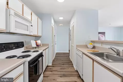 Kitchen - 2702 Lighthouse Pt E #629, Baltimore, MD 21224 photo 2 of 3