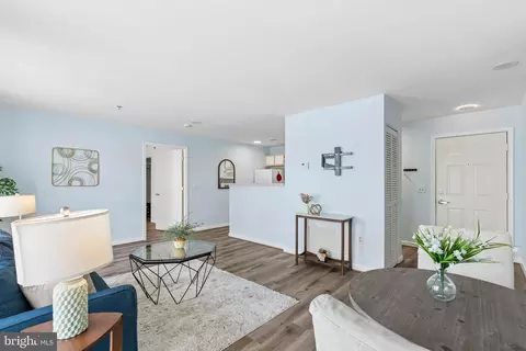 Living - 2702 Lighthouse Pt E #629, Baltimore, MD 21224 photo 2 of 3