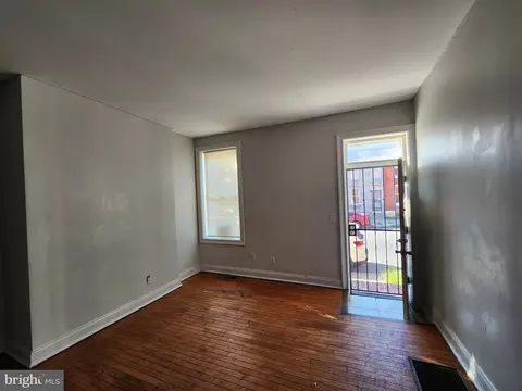 Living - 1310 W Pratt St, Baltimore, MD 21223 photo 2 of 6