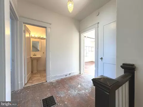 Entry Way - 641 N Augusta Ave, Baltimore, MD 21229 photo 6 of 8