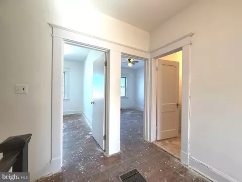 Entry Way - 641 N Augusta Ave, Baltimore, MD 21229 photo 5 of 8