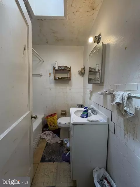 Bath - 4026 Woodmere Ave, Baltimore, MD 21215 photo 1 of 1
