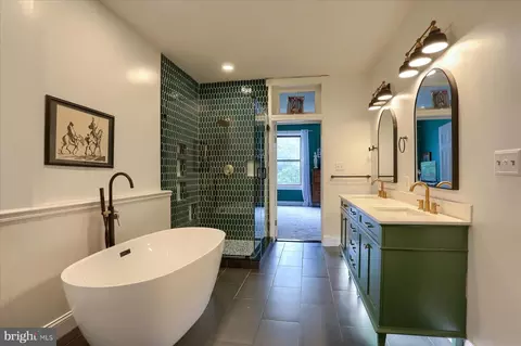 Bath - 1505 Park Ave, Baltimore, MD 21217 photo 2 of 7