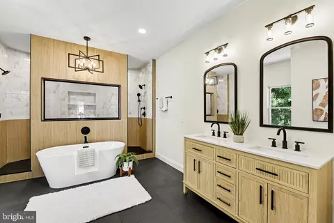 Bath - 3606 Fairview Ave, Baltimore, MD 21216 photo 3 of 5