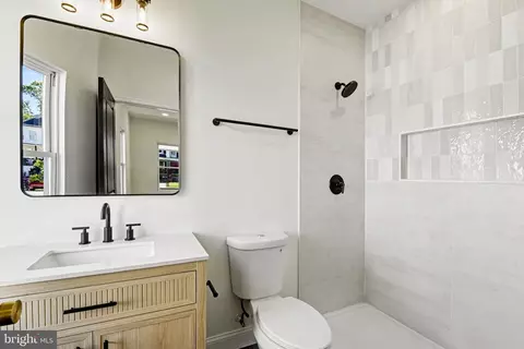 Bath - 3606 Fairview Ave, Baltimore, MD 21216 photo 2 of 5