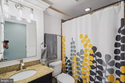 Bath - 2105 E Lamley St, Baltimore, MD 21231 photo 2 of 3