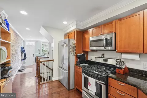 Entry Way - 2105 E Lamley St, Baltimore, MD 21231 photo 4 of 8