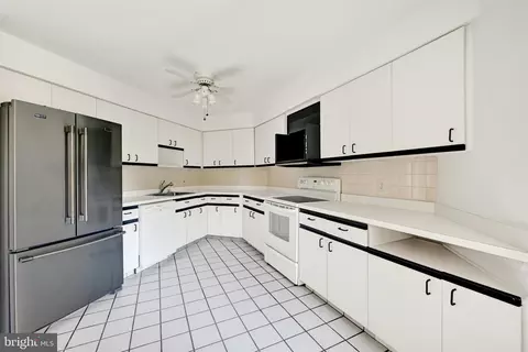 Kitchen - 3041 Fallstaff Rd #505D, Baltimore, MD 21209 photo 2 of 4