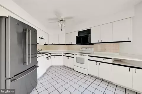 Kitchen - 3041 Fallstaff Rd #505D, Baltimore, MD 21209 photo 3 of 4
