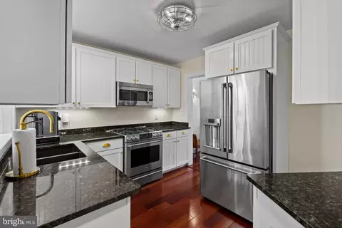 Kitchen - 400 Bretton Pl, Baltimore, MD 21218 photo 2 of 4