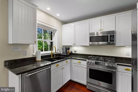 Kitchen - 400 Bretton Pl, Baltimore, MD 21218 photo 4 of 4