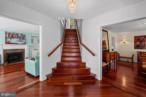 Entry Way - 400 Bretton Pl, Baltimore, MD 21218 photo 3 of 9