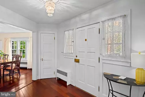 Entry Way - 400 Bretton Pl, Baltimore, MD 21218 photo 2 of 9