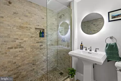 Bath - 400 Bretton Pl, Baltimore, MD 21218 photo 2 of 5
