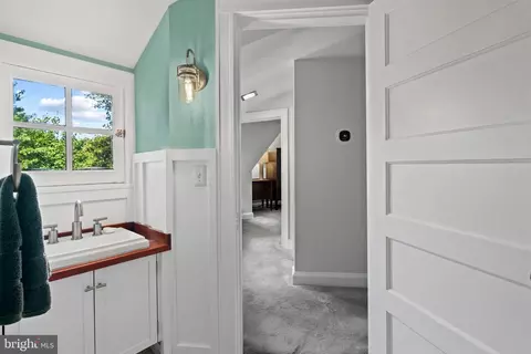 Entry Way - 400 Bretton Pl, Baltimore, MD 21218 photo 7 of 9