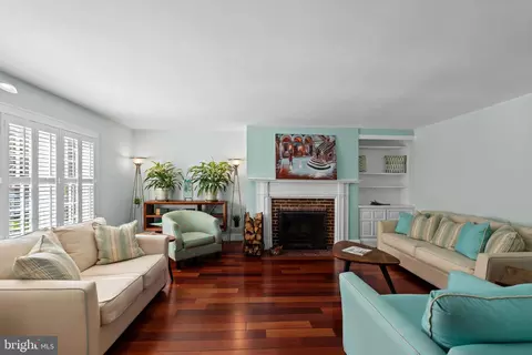 Living - 400 Bretton Pl, Baltimore, MD 21218 photo 1 of 2