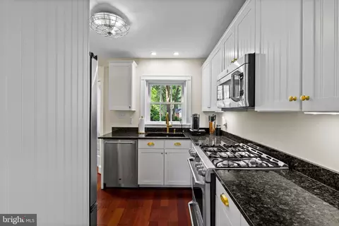 Kitchen - 400 Bretton Pl, Baltimore, MD 21218 photo 1 of 4