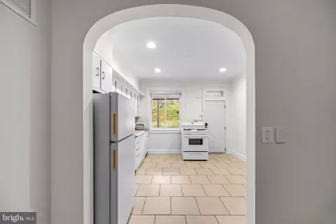 Entry Way - 607 W 33rd St, Baltimore, MD 21211 photo 3 of 5