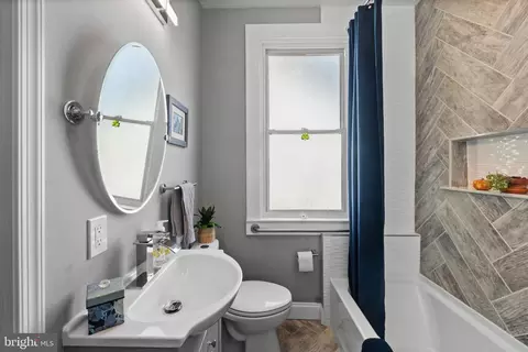 Bath - 3102 Echodale Ave, Baltimore, MD 21214 photo 1 of 4