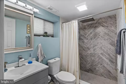 Bath - 3102 Echodale Ave, Baltimore, MD 21214 photo 4 of 4