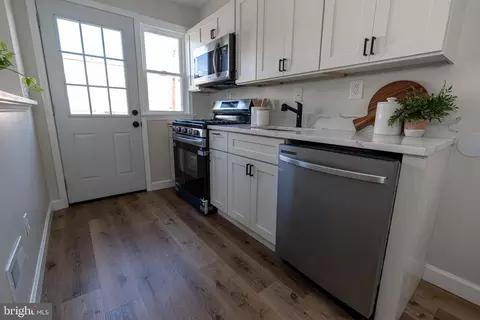 Entry Way - 4760 Elison Ave, Baltimore, MD 21206 photo 6 of 7