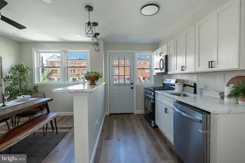 Entry Way - 4760 Elison Ave, Baltimore, MD 21206 photo 2 of 7