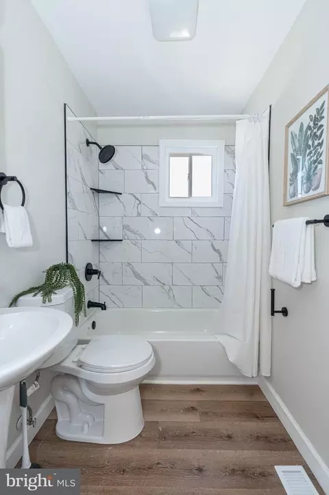 Bath - 4760 Elison Ave, Baltimore, MD 21206 photo 4 of 6
