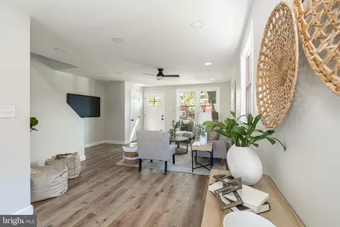 Entry Way - 4760 Elison Ave, Baltimore, MD 21206 photo 4 of 7