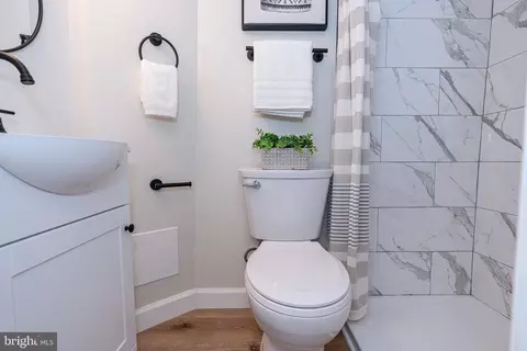 Bath - 4760 Elison Ave, Baltimore, MD 21206 photo 3 of 6