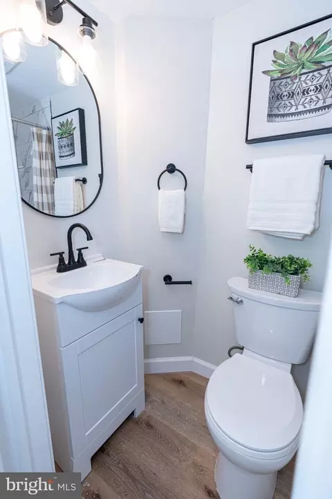 Bath - 4760 Elison Ave, Baltimore, MD 21206 photo 2 of 6