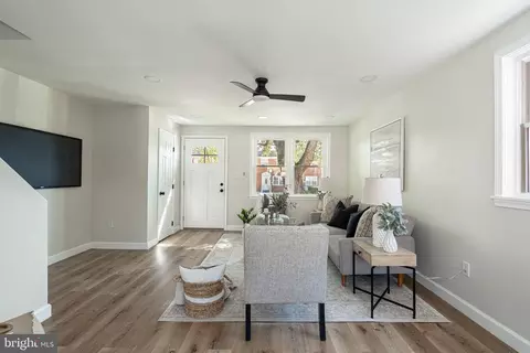 Entry Way - 4760 Elison Ave, Baltimore, MD 21206 photo 5 of 7