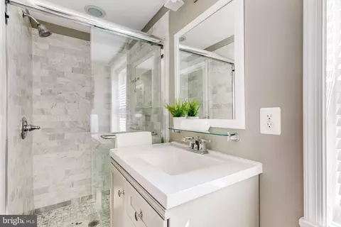 Bath - 2034 Eastern Ave, Baltimore, MD 21231 photo 3 of 7
