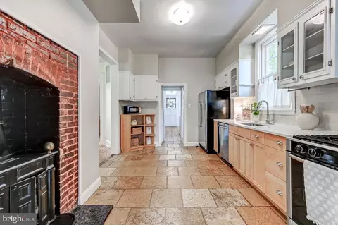 Entry Way - 707 Saint Johns Rd, Baltimore, MD 21210 photo 4 of 8