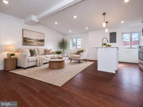 Living - 14 E Read St, Baltimore, MD 21202 photo 1 of 10