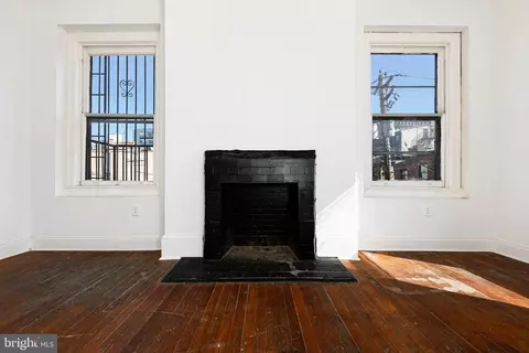 Living - 14 E Read St, Baltimore, MD 21202 photo 9 of 10