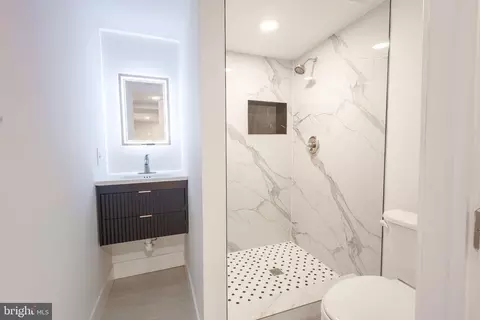 Bath - 3959 Brooklyn Ave, Baltimore, MD 21225 photo 2 of 3