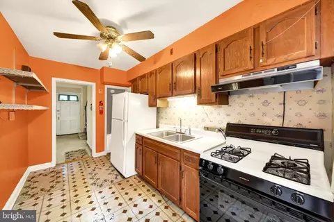 Entry Way - 824 Wicklow Rd, Baltimore, MD 21229 photo 1 of 1