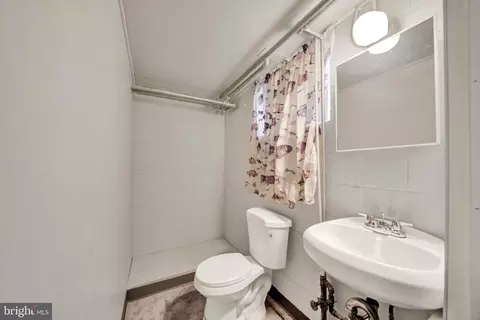 Bath - 824 Wicklow Rd, Baltimore, MD 21229 photo 3 of 4