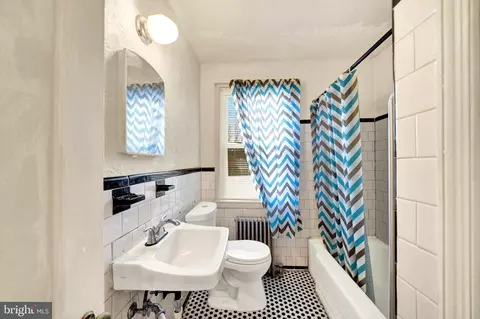 Bath - 824 Wicklow Rd, Baltimore, MD 21229 photo 1 of 4