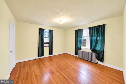 Bedroom - 824 Wicklow Rd, Baltimore, MD 21229 photo 2 of 3