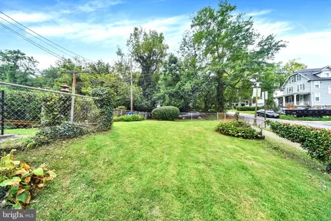 Exterior - 824 Wicklow Rd, Baltimore, MD 21229 photo 4 of 6