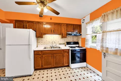 Kitchen - 824 Wicklow Rd, Baltimore, MD 21229 photo 1 of 2