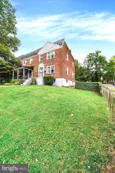 Exterior - 824 Wicklow Rd, Baltimore, MD 21229 photo 1 of 6