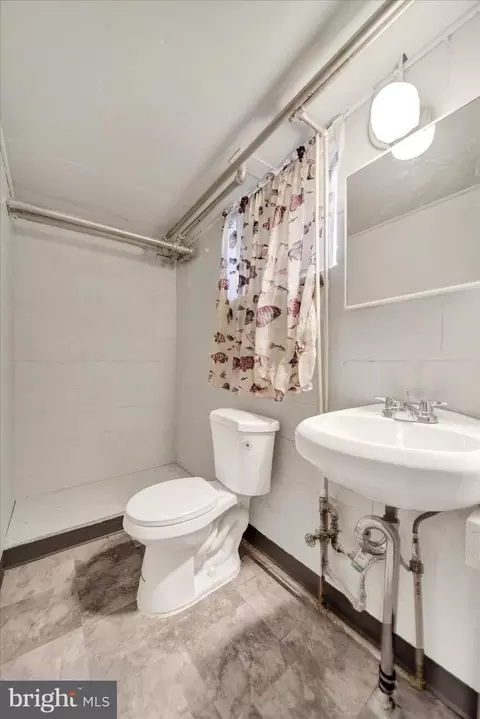 Bath - 824 Wicklow Rd, Baltimore, MD 21229 photo 4 of 4