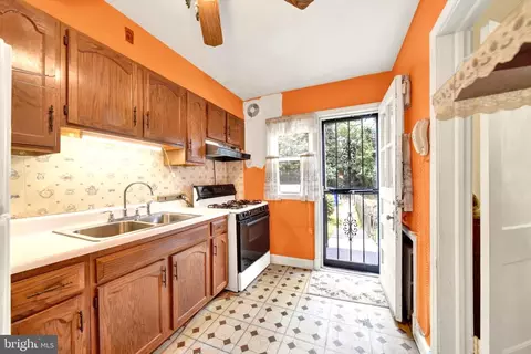 Kitchen - 824 Wicklow Rd, Baltimore, MD 21229 photo 2 of 2