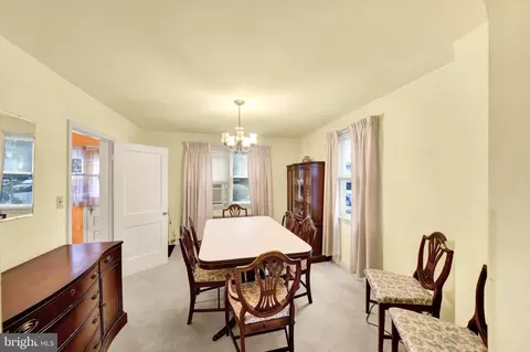 Dining - 824 Wicklow Rd, Baltimore, MD 21229 photo 1 of 2