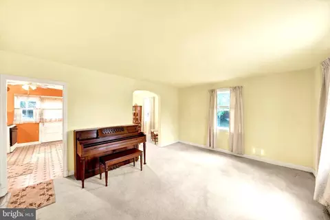 Living - 824 Wicklow Rd, Baltimore, MD 21229 photo 1 of 1