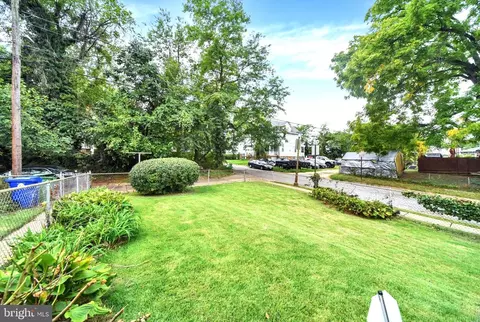 Exterior - 824 Wicklow Rd, Baltimore, MD 21229 photo 5 of 6